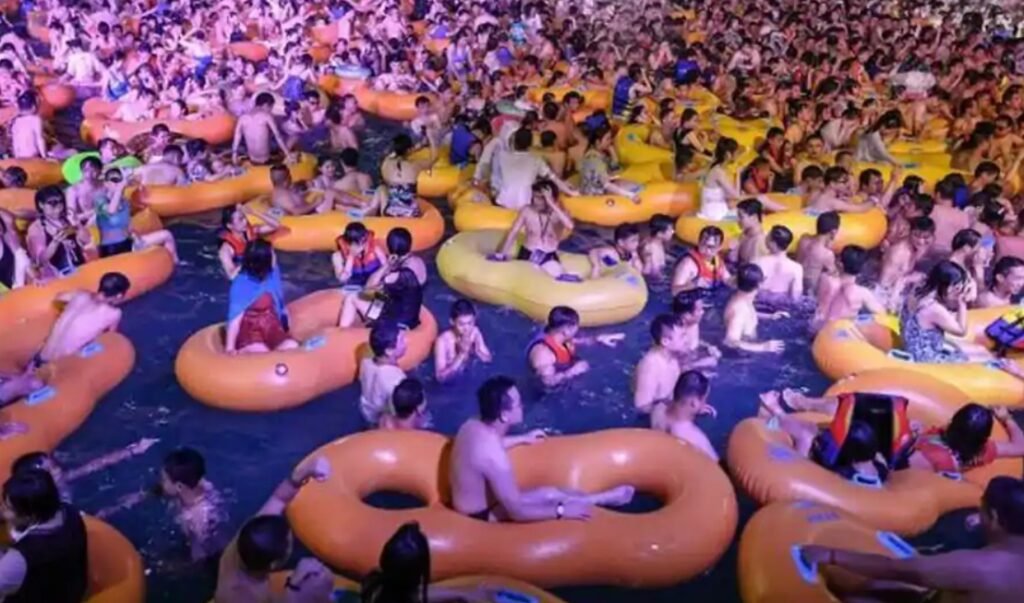 Hundreds of Chinese party at Water Park in COVID-19 epicentre Wuhan without face masks