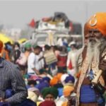 More farmers join Dilli Chalo protest, attempt to break barricade at Delhi-UP Gate border