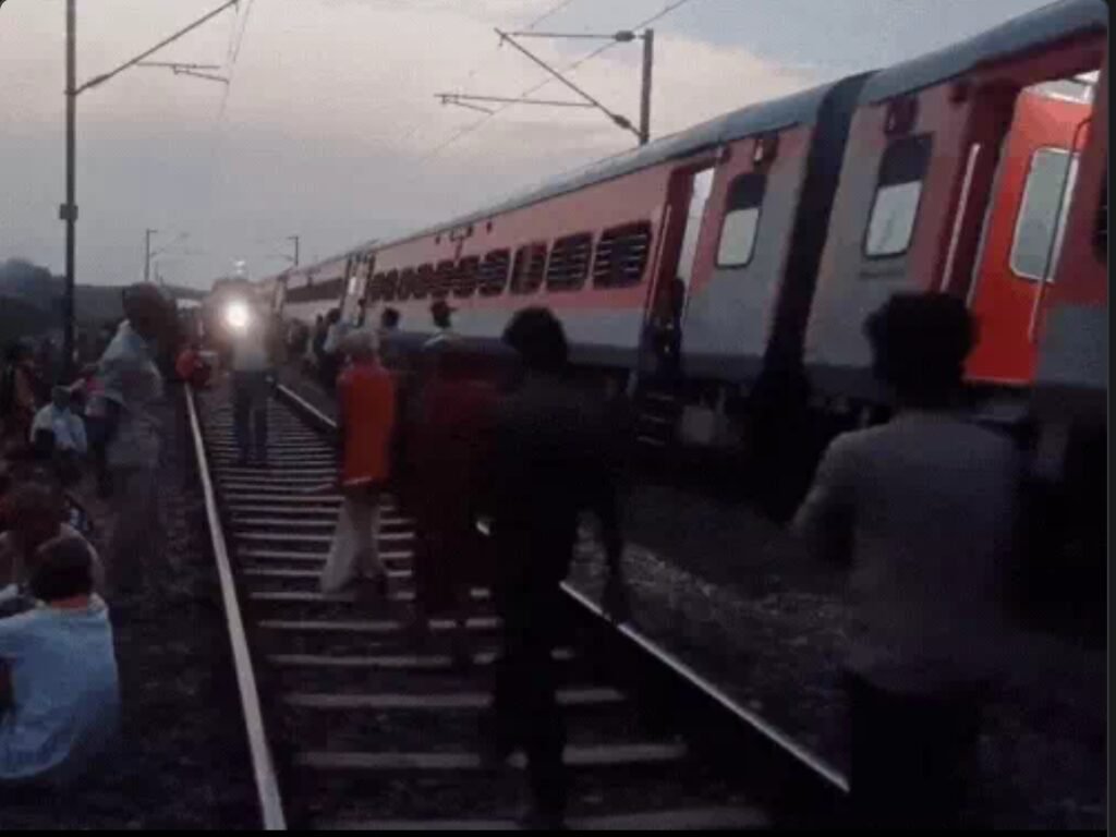 कानपुर के पास साबरमती एक्सप्रेस के 22 डिब्बे पटरी से उतर गए।